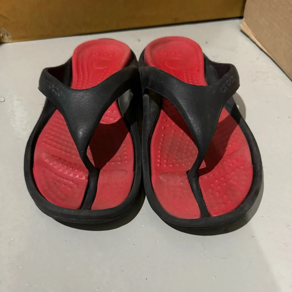 Men’s Crocs Brand Casual Red and Black Rubber Summer Flip Flops Sandals Size: 10 - Picture 3 of 16